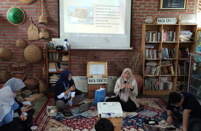 TBM Hipapelnis Gelar Bedah Naskah Kuno, Literasi dan Pesantren Bersatu di Sekolah Alam Bratakasian