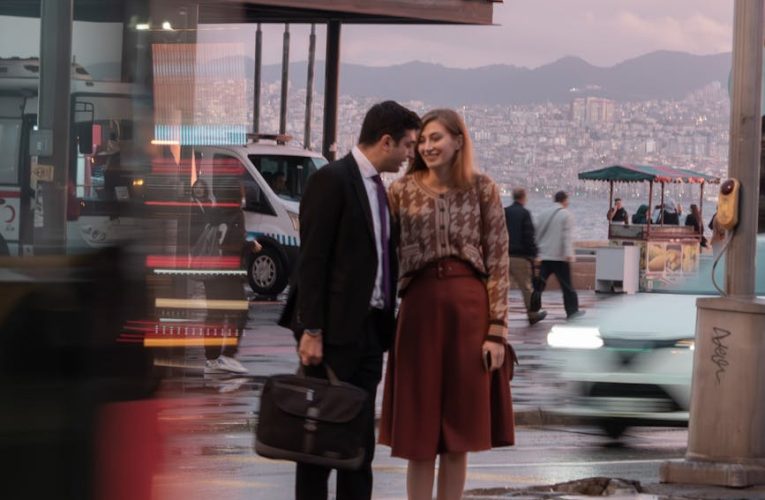 Baju Kerja yang Cocok Dipakai di Musim Hujan, Tetap Nyaman dan Profesional di Cuaca Dingin