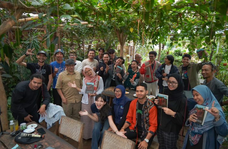 Bincang Buku di Kopi Hawu,Komunitas Sastra Kuningan Bertemu dalam Suara dan Cerita