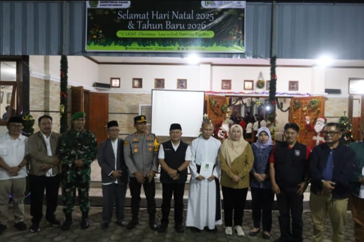 Kehadiran Pemerintah dan Forkopimda Hadirkan Rasa Aman Jemaat Saat Ibadah Malam Natal di Kuningan