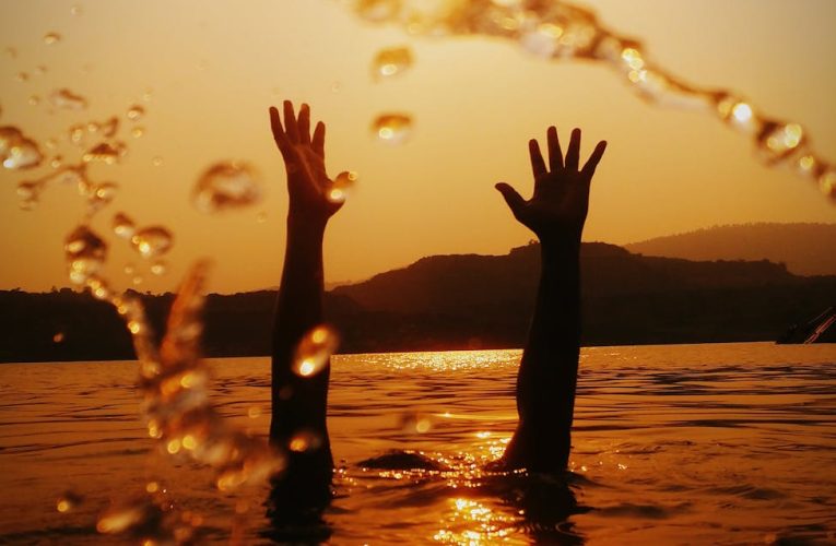 Tangan Terakhir di Tengah Arus