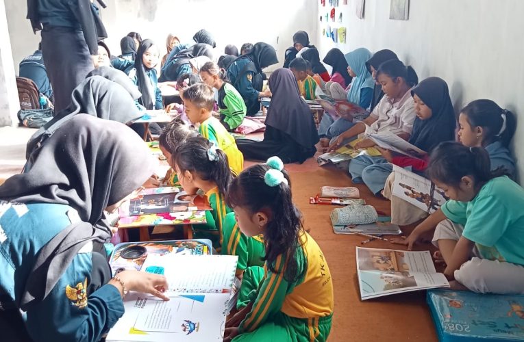 Kolaborasi HIMA PGSD UM Kuningan dan TBM Pondok Kata RZ Sukses Gelar Kegiatan Gemar Membaca
