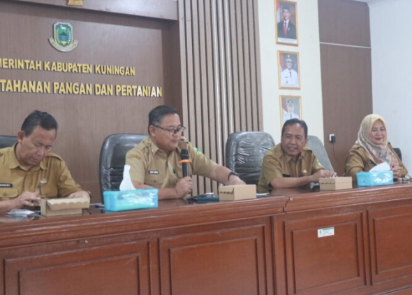 Di Balik Mutasi Diskatan Kuningan, Regenerasi Pengabdian dari Meja Rapat hingga Sawah