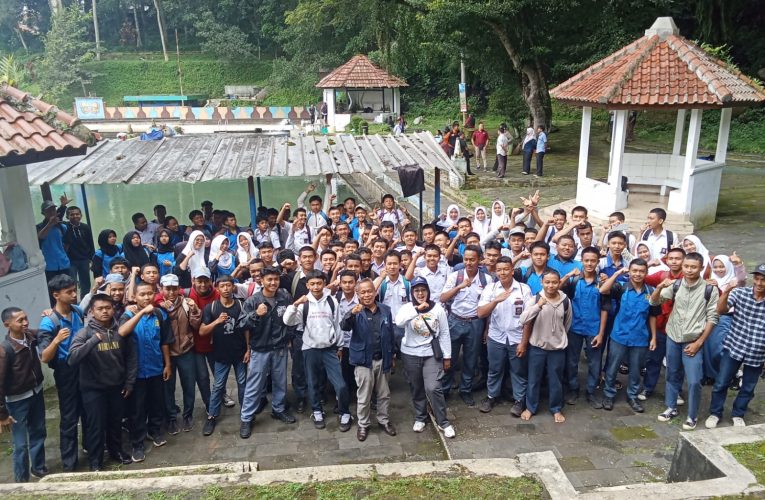 Ratusan Siswa Agribisnis Perikanan SMKN 1 Kuningan Berhasil Evakuasi 150 Ekor Ikan Dewa ke Kolam Karantina