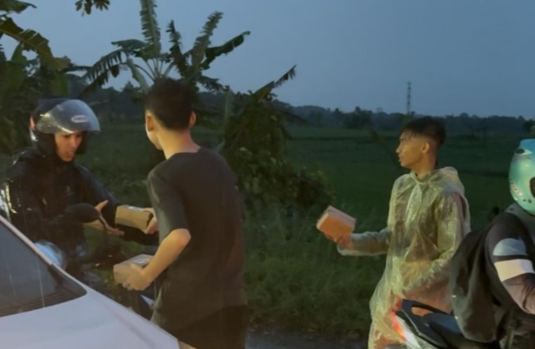 Tanamkan Solidaritas, Majlis Atfalul Ahmadiyah bagi-bagi Takjil