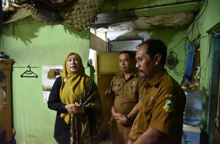 Mela Maulani, Kartini Pengumpul Barang Bekas yang Menggetarkan Hati Wakil Bupati Kuningan.