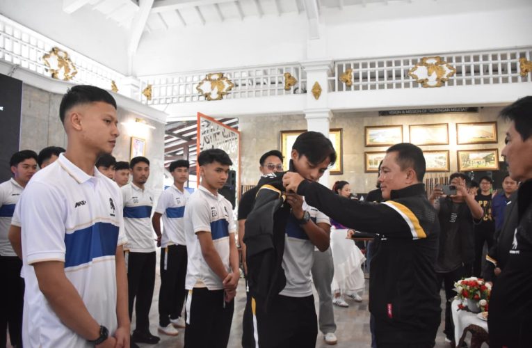 Bupati Dian Lepas Proton FC dengan Satu Pesan Keras, Jaga Nama Kuningan!