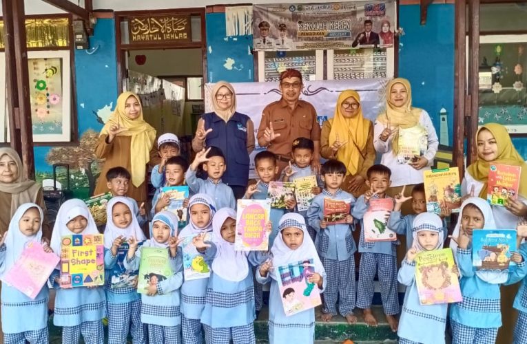 Tingkatkan Literasi Sejak Dini, Kolaborasi Literasi Hadirkan Perpustakaan Keliling dan Dongeng di TK-KB Hayatul Ikhlas