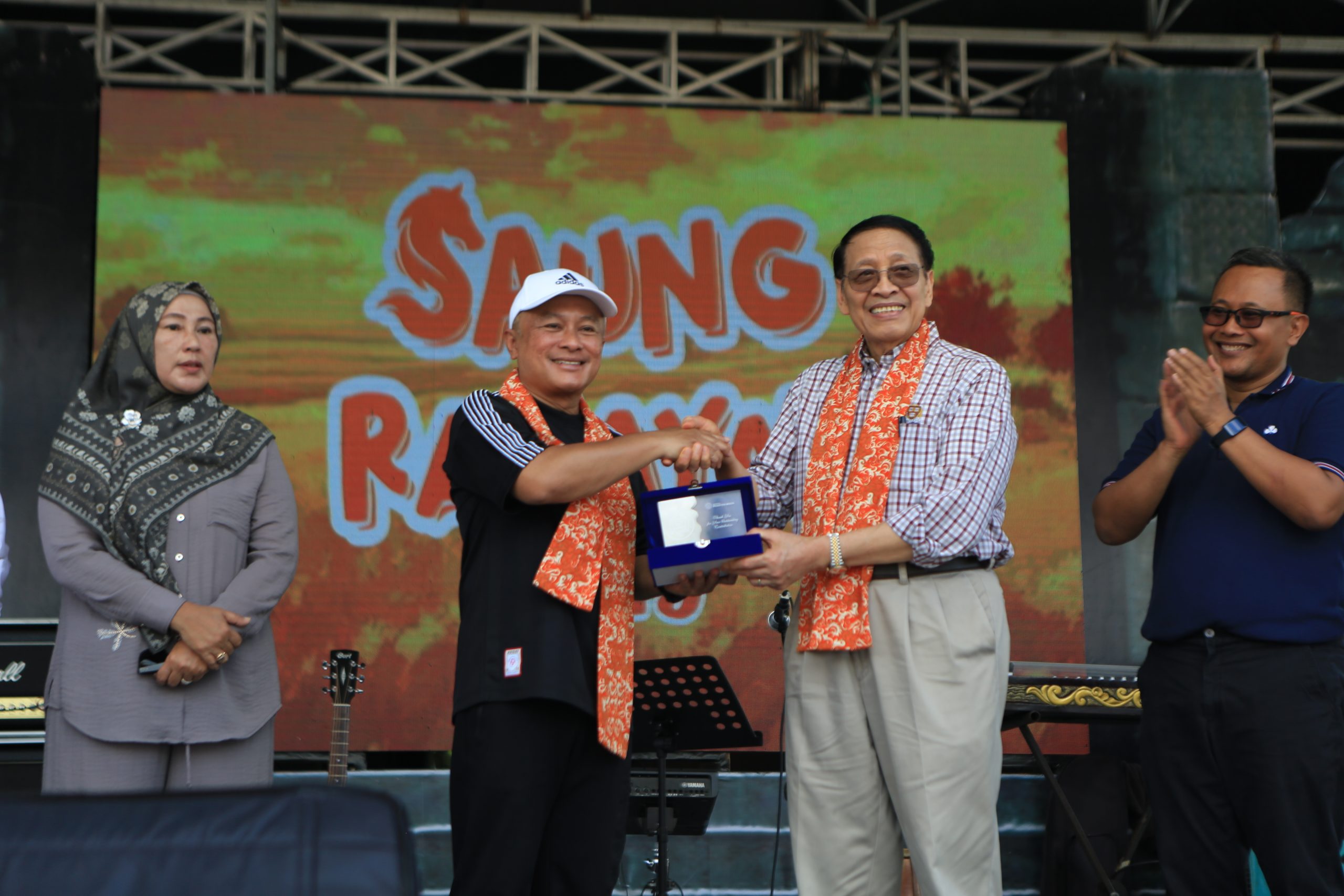 Penyerahan Bukti Apresiasi Kerjasama antara Bupati Kuningan dan Rektor Universitas Prasetiya Mulya. Sumber: Dokumentasi Pribadi