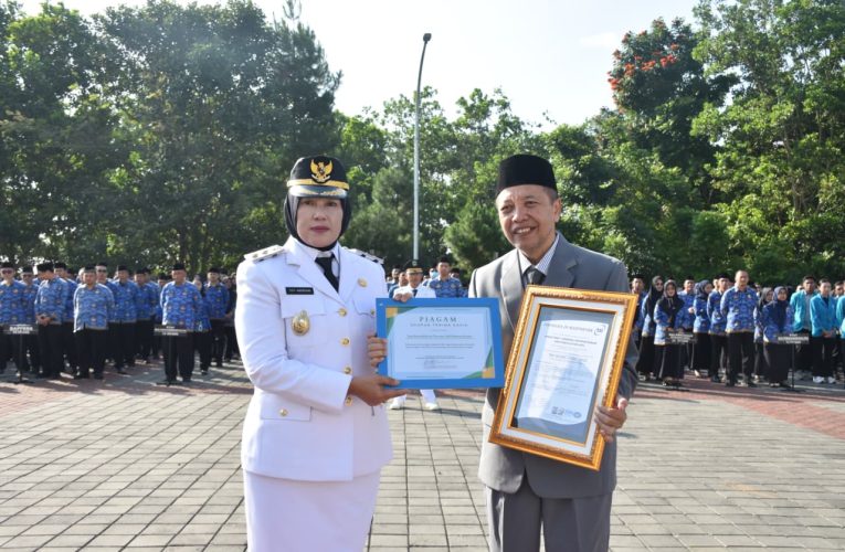 Disdukcapil Kuningan Borong Dua Penghargaan Bergengsi di Hari Otda ke-30