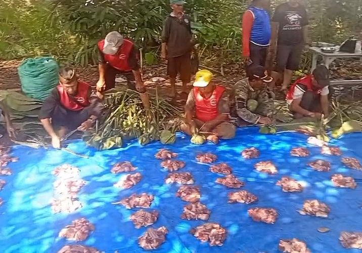 Kreatif dan Ramah Lingkungan, Desa Cinagara Manfaatkan Daun Jati dan Tali Bambu Sebagai Pembungkus Daging Qurban.