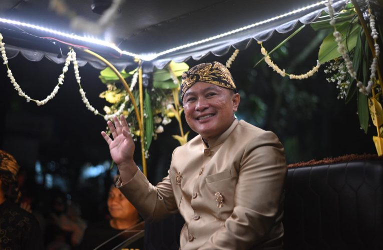 Usung Tema ‘Arya Kamuning’, Kabupaten Kuningan Unjuk Gigi di Kirab Budaya Milangkala Tatar Sunda 2026