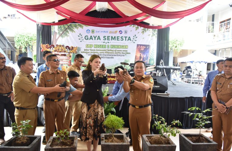 Bawa Karya Siswa ke Level Global, SMPN 2 Kuningan Lepas Relawan Peace Corps
