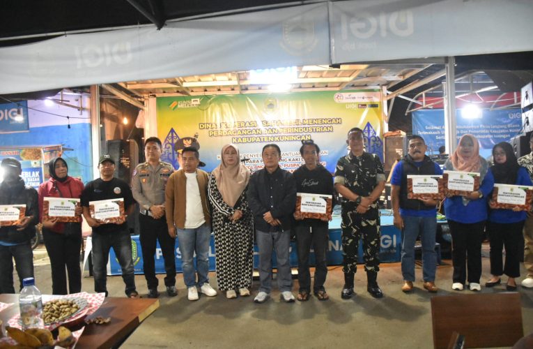 Gandeng Pihak Swasta Tata Kawasan Puspa, Pemkab Kuningan Kucurkan Bantuan Stimulan Bagi 249 PKL