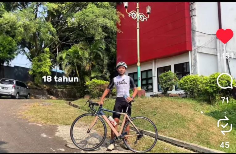 Mengayuh Kebaikan di Atas Dua Roda. Kisah Arya Sepeda, Remaja Kuningan yang Menolak Diam