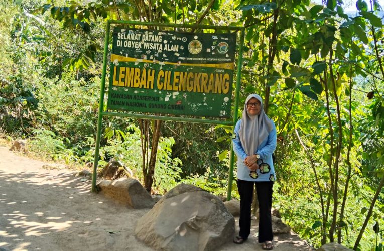 Liburan Sekolah Anti-Mainstream, Serunya Hiking dan Berendam Air Panas Alami di Curug Cilengkrang Pajambon Kuningan