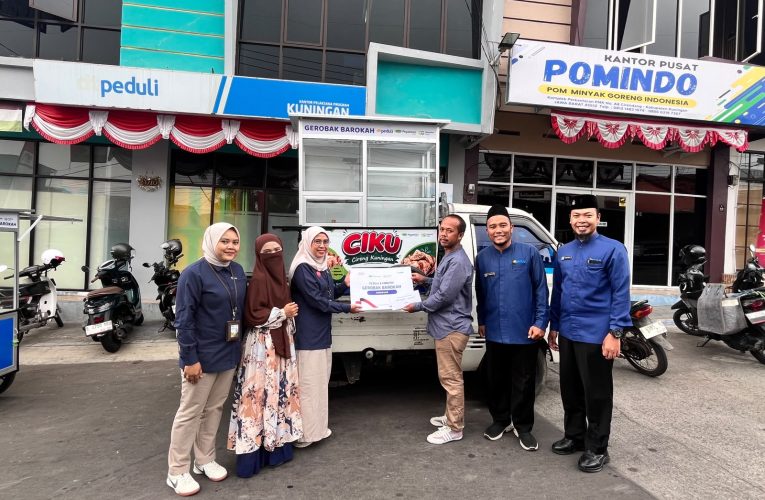 DT Peduli Kuningan dan Pegadaian Syariah Serahkan Dua Gerobak Barokah kepada Pelaku Usaha