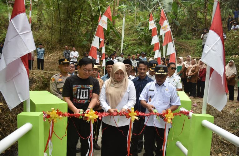 Wujud Gotong Royong di Tengah Keterbatasan Anggaran, Jembatan Merdeka Kampung Sarangkole Resmi Beroperasi