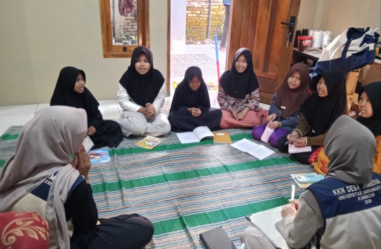 Cetak Generasi Multibahasa dan Cerdas Budaya, Aksi Nyata KKN UM Kuningan Lewat ‘Kelas Ceria 3 Bahasa’