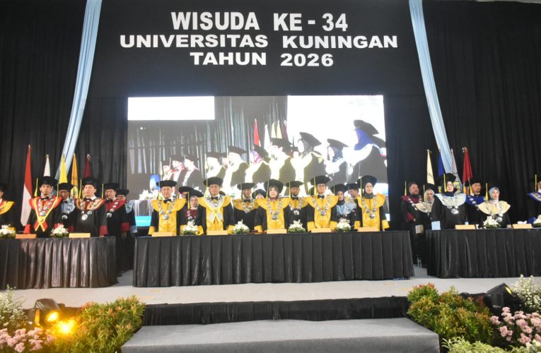 Gelar Bukan Akhir Perjuangan, Bupati Dian Minta Wisudawan Uniku Berani Jadi Pencipta Lapangan Kerja