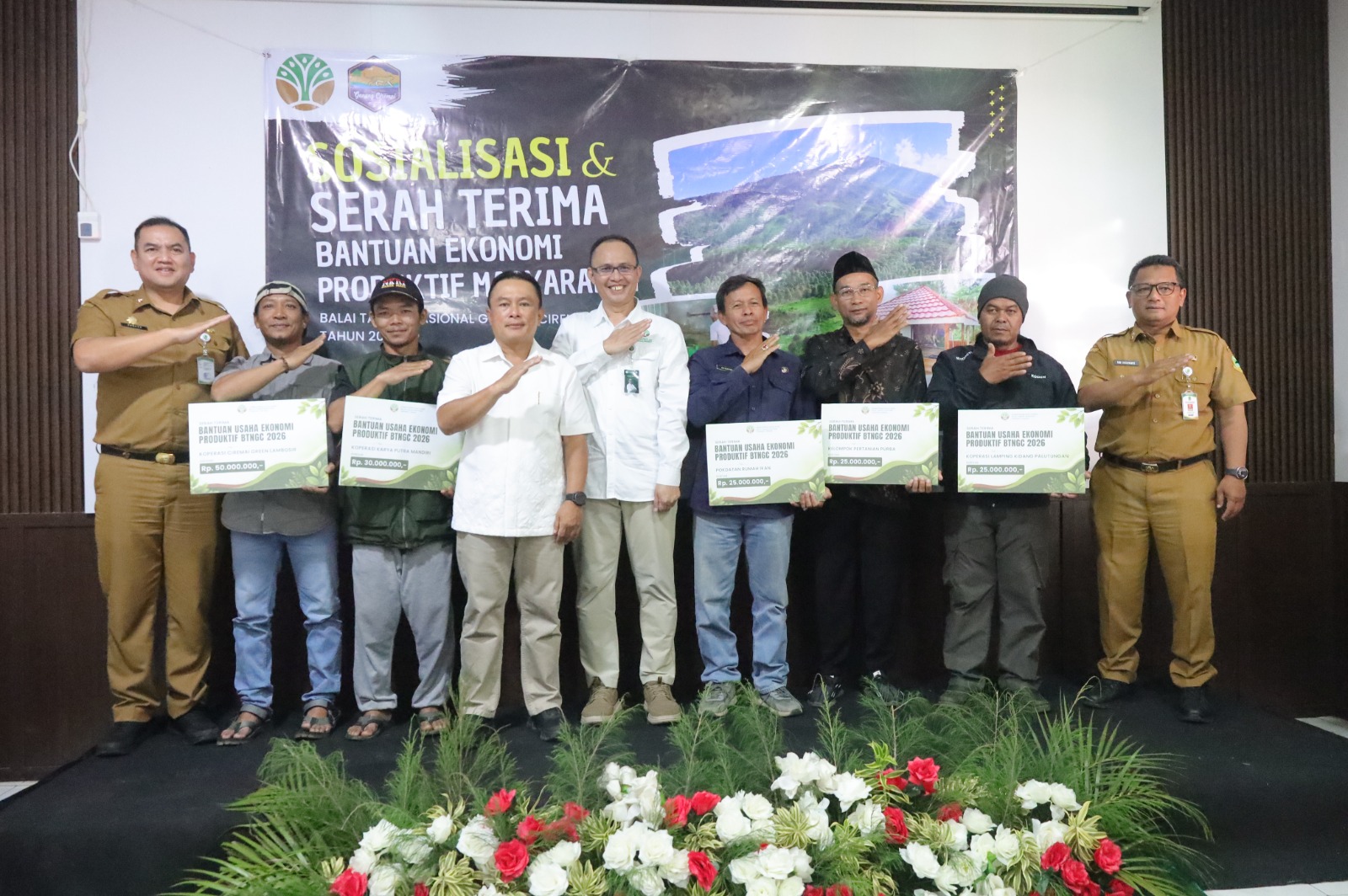 Rawat Gunung Ciremai, Dongkrak Ekonomi, BTNGC Guyur Rp155 Juta untuk Warga Desa Penyangga