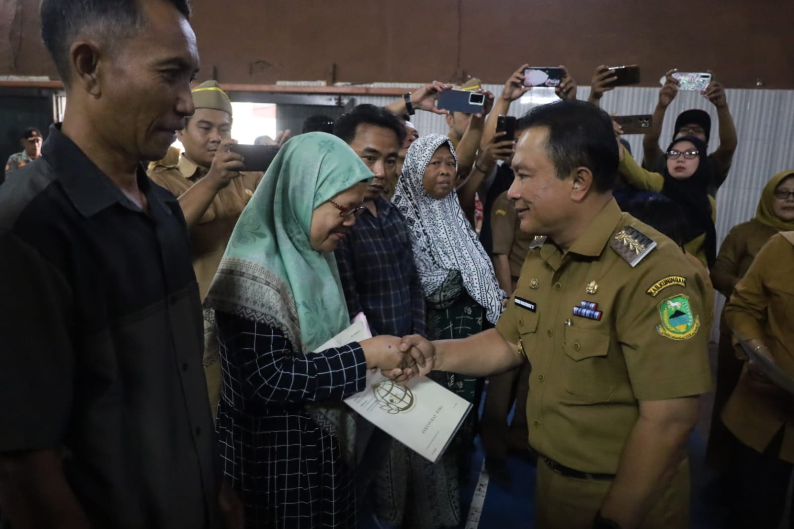1.653 Sertifikat Tanah Elektronik Resmi Dibagikan di Cirendang, Bupati Dian Ingatkan Warga Jangan Digadai untuk Konsumtif