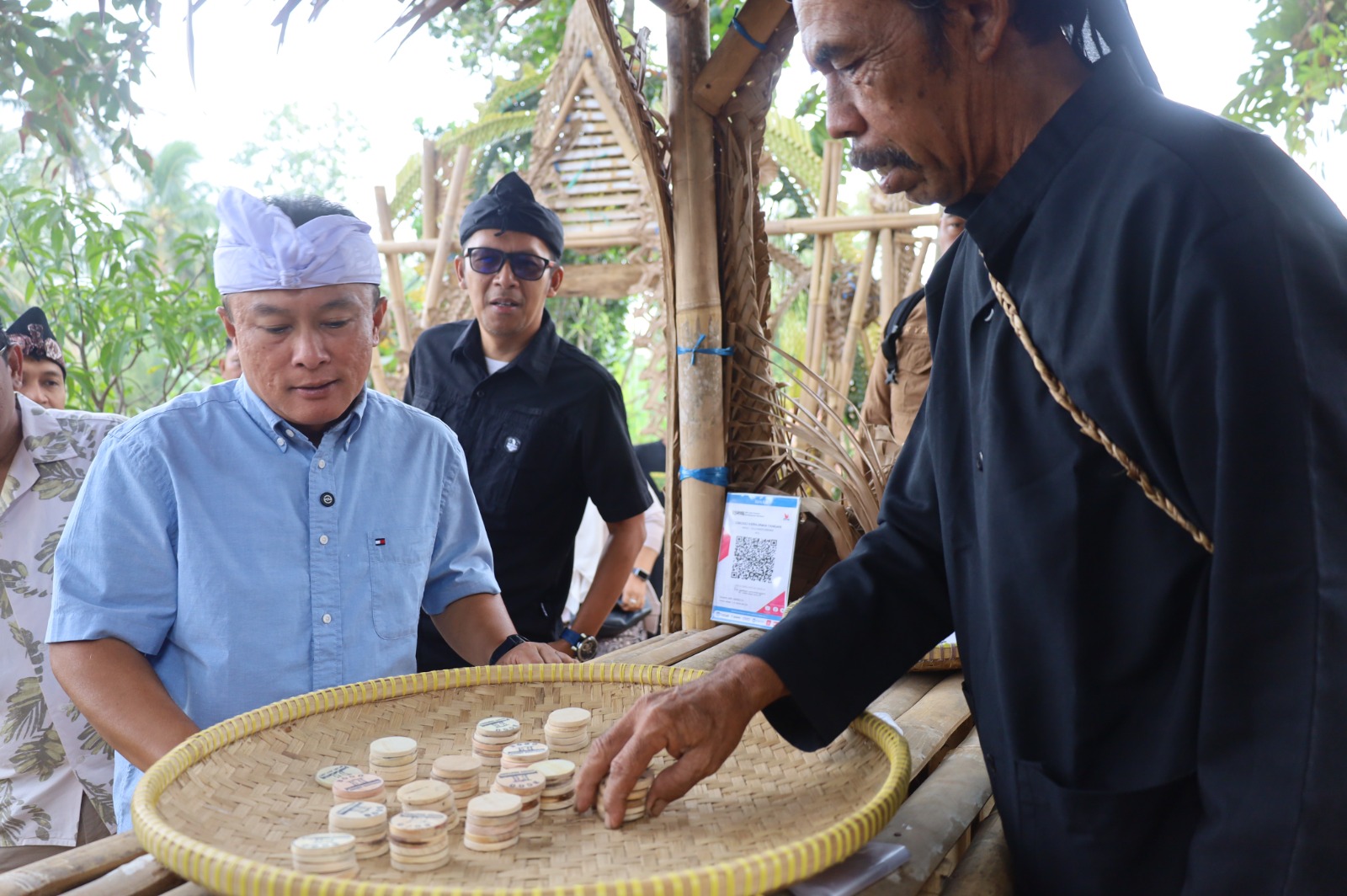 Unik Pakai Koin Kayu dan Sambut Goong Renteng 5 Abad, Bupati Dian Kunjungi Pasar Renteng Kadugede