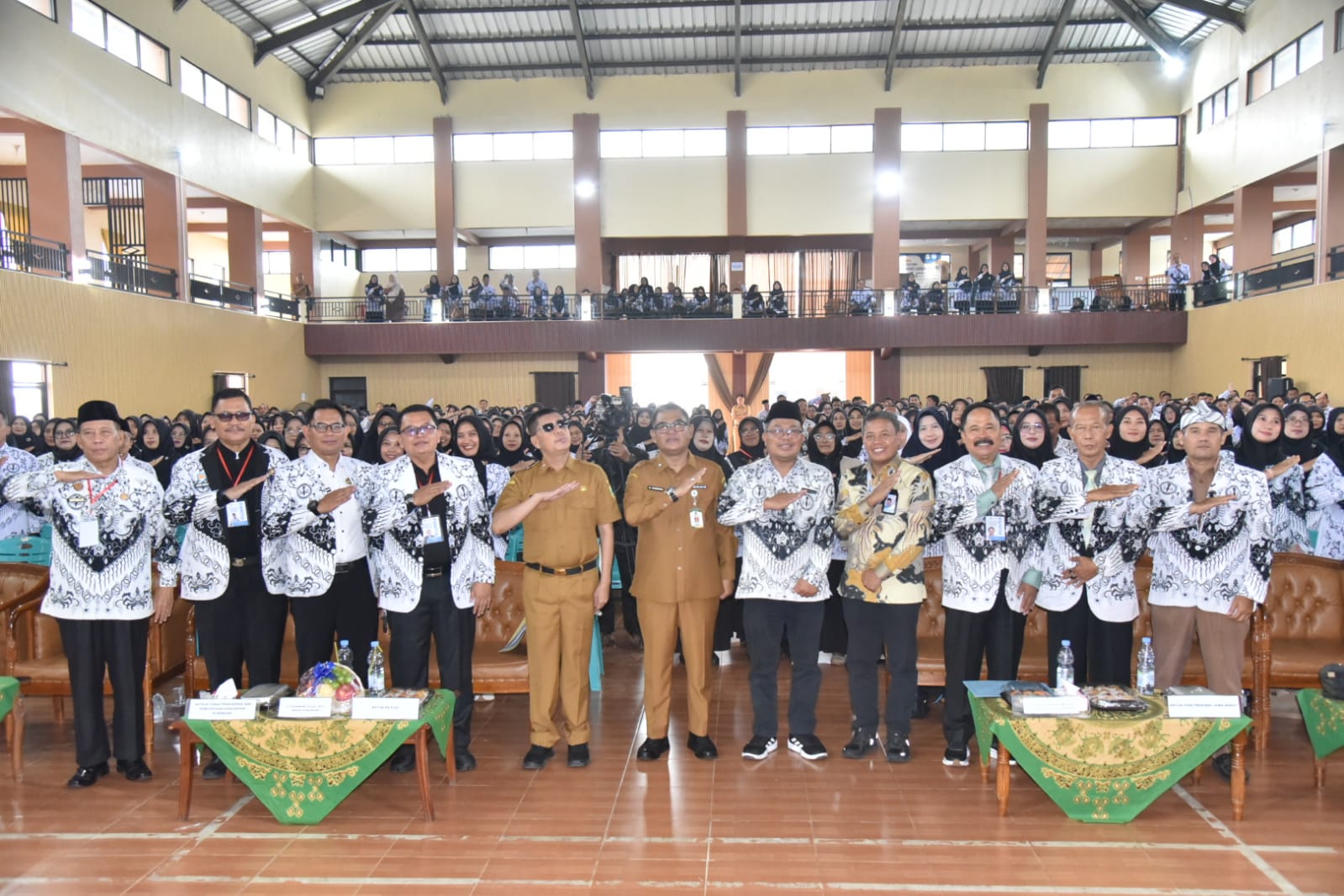 Guru Jangan Mau Kalah Cepat dari AI, Tantangan Digitalisasi dan PR RLS 7,92 Tahun di Seminar Nasional PGRI Kuningan